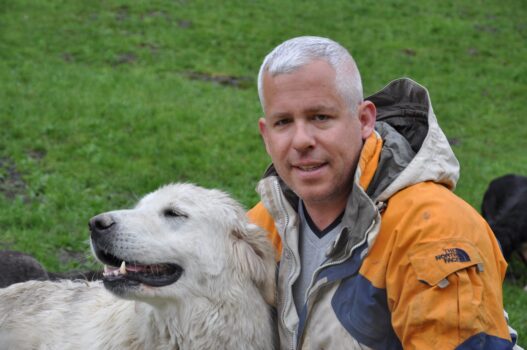 Schafhalter Fredi Bernet verfügt über eine grosse Erfahrung mit Herdenschutzhunden.