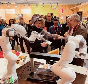 Roboclette, der weltweit erste Raclette-Roboter, begeistert die Besucherinnen und Besucher.