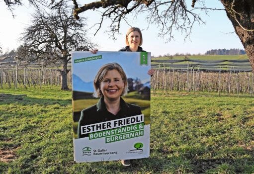 Ständeratskandidatin Esther Friedli mit ihrem Wahlkampfplakat.