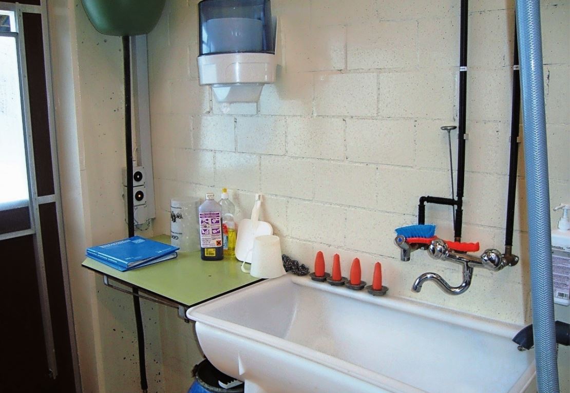 Sauberes und ordentliches Milchzimmer mit vorbildlich ausgerüsteter Handwaschgelegenheit. Bild: Adrian Fäh