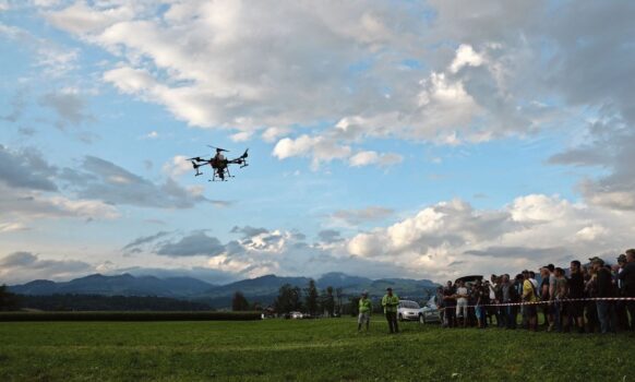Der Showflug der Drohne DJI-T 20 faszinierte die anwesenden Landwirte.