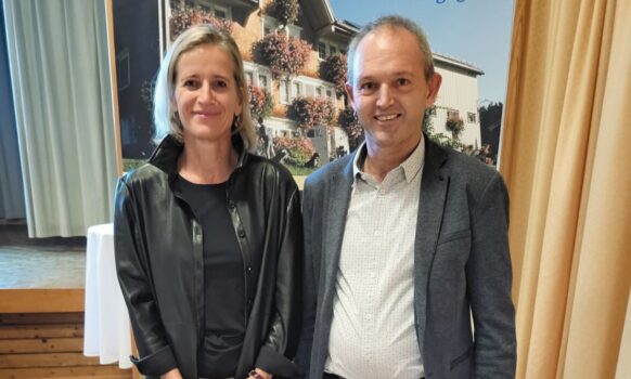 Die Regierungsrätin Katrin Alder und Kantonsrat Walter Raschle setzten sich für «ihre» Vorlage der Gemeindefusionen ein.