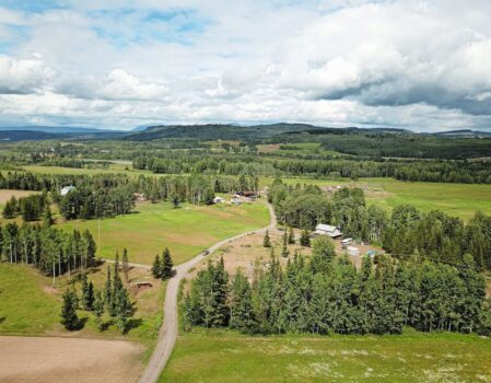 Luftaufnahme der W Diamond Farm im Bulkley Valley in Kanada. Bilder: zVg.