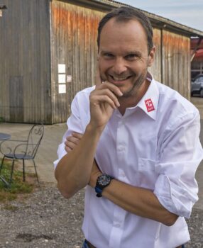Markus Leumann unterstützt die Milchproduzenten auf dem Hof.