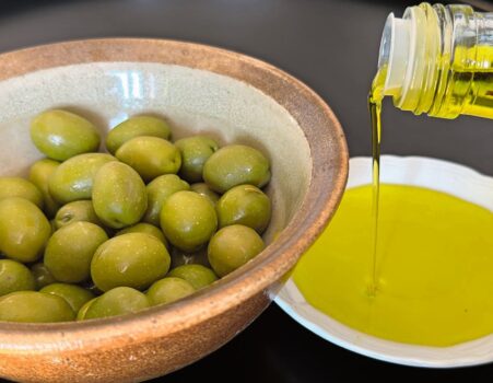 Hochwertiges Olivenöl schmeckt scharf und kräftig.