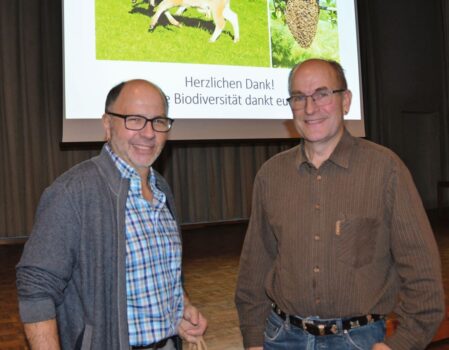 Der Präsident Koni Meier (rechts im Bild) und Walter Tanner, Bieneninspektor und Präsident des Bienenzüchtervereins Hinterland.