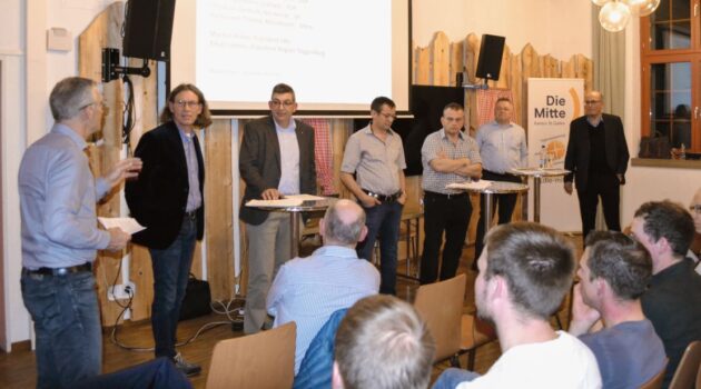 Andreas Widmer (links) stellte den Podiumsteilnehmern interessante Fragen.