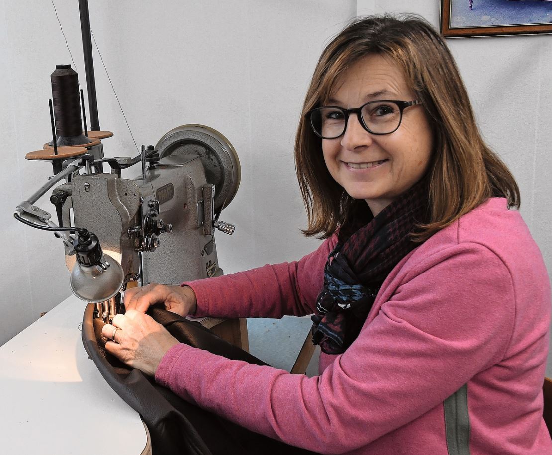 Claudia Gerschwiler näht einen Lederbezug mit der Maschine zusammen.