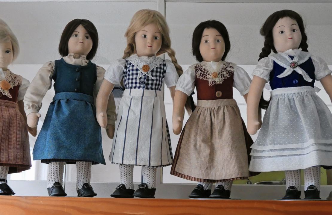 Die Puppen tragen verschiedene Ausserrhoder Trachten.