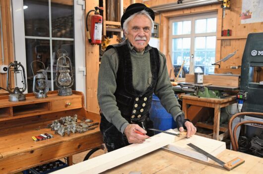 Zimmermann Ingo Kunze arbeitet noch immer jeden Tag in seiner Werkstatt in Schwarzenbach.