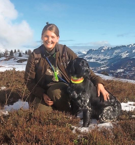 Luzia Schweizer zusammen mit ihrem Hund auf der Jagd. Bild: zVg.