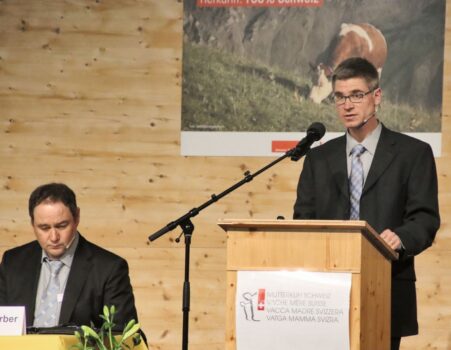 Mathias Gerber (links) und Daniel Flückiger konnten rund 240 Teilnehmende zur Versammlung begrüssen. Bild: zVg.
