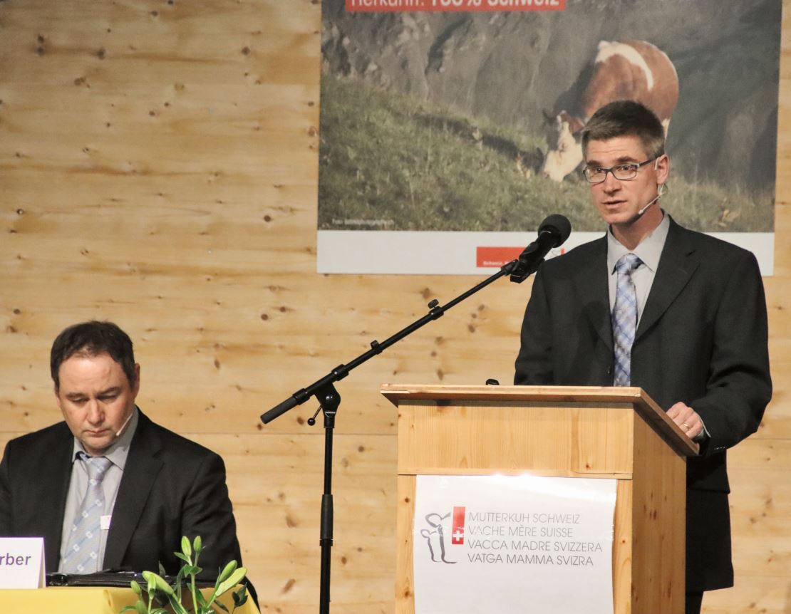 Mathias Gerber (links) und Daniel Flückiger konnten rund 240 Teilnehmende zur Versammlung begrüssen. Bild: zVg.