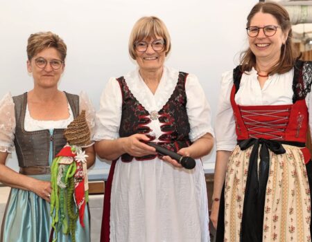 Nach gelungenem Treffen reicht Seline Heim (Mitte) den OK-Stab nach Bayern zu Sonja Müller (links) und Marie-Luise Althaus weiter.