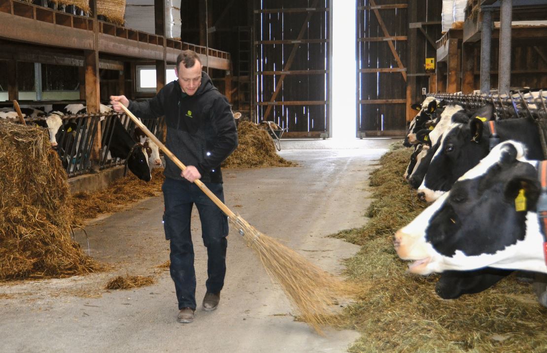 Florian Oeler kümmert sich auf seinem Betrieb unter anderem um 40 Milchkühe.