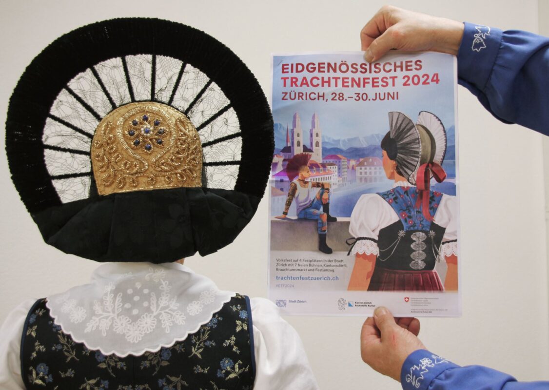 Die Chenille-Radhaube der Fürstenländer Festtagstracht wird am Trachtenfest auch getragen.